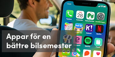Mobilbanner som visar en person i bilens baksäte som håller i en smartphone med appar som Spotify, Netflix och Google Maps. Texten lyder 'Appar för en bättre bilsemester'