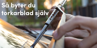 Hand som byter torkarblad på bil med texten ’Så byter du torkarblad själv’.