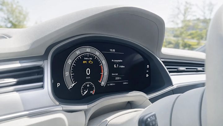 Instrumentpanel i bil som visar EPC-varningslampa (gul) tillsammans med varvräknare, hastighetsmätare på 0 km/h och körinformation.